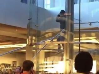 Φωτογραφία για Βίντεο: Άγνωστος σκορπά τον τρόμο σε Apple Store κραδαίνοντας ένα σπαθί σαμουράι