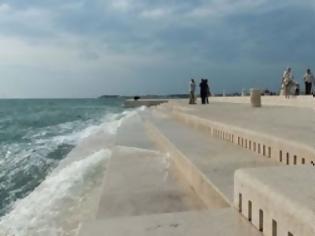 Φωτογραφία για ΜΟΝΑΔΙΚΟ: Κάτι πολύ όμορφο συμβαίνει όταν τα κύματα σκάνε σε αυτόν τον πεζόδρομο! [video]