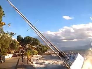 Φωτογραφία για Ράχες: Έβγαλε σκάφη στη στεριά ο νοτιάς [photo+video]