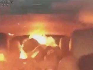 Φωτογραφία για ΣΟΚ! Άναψε τον αναπτήρα μέσα στο αυτοκίνητο και έγινε το απόλυτο ολοκαύτωμα!!...(video)