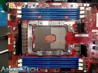 Φωτογραφία για Το wafer ενός Intel Xeon Phi επιδεικνύεται στο SuperComputing 15