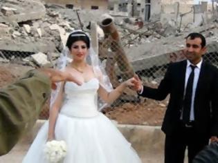 Φωτογραφία για ΣΥΓΚΙΝΗΤΙΚΟ! Παντρεύτηκαν μέσα στα συντρίμμια της εμπόλεμης ζώνης στην Συρία
