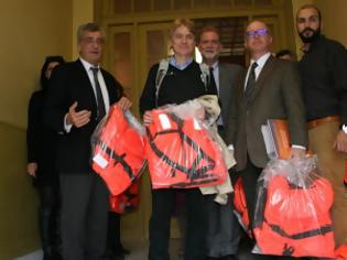 Φωτογραφία για :Σωσίβια προσφύγων ως δώρα έδωσε ο Δήμαρχος Λέσβου στους Πρέσβεις των Κρατών μελών της Ευρωπαϊκής Ένωσης [photo]
