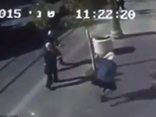 Φωτογραφία για Σοκαριστικό βίντεο: Ανήλικες μαχαιρώνουν ηλικιωμένο και μετά η αστυνομία τις πυροβολεί... [video]