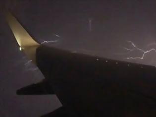 Φωτογραφία για Βίντεο: Κεραυνός παραλίγο να «σκίσει» στα δύο αεροπλάνο - Άφωνοι οι επιβάτες