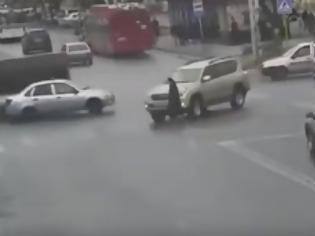 Φωτογραφία για Απίστευτο: Αυτοκίνητο πέρασε δύο φορές πάνω από το κεφάλι της και επέζησε [video]