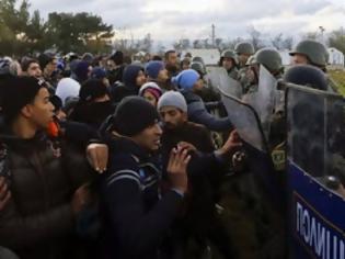 Φωτογραφία για ΠΡΙΝ ΛΙΓΟ: Σοβαρά επεισόδια μεταξύ σκοπιανής αστυνομίας και λαθρομεταναστών στην Ειδομένη [photos]