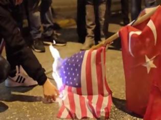 Φωτογραφία για Η Αθήνα πήρε το μέρος της Ρωσίας! Έκαψαν σημαίες της Τουρκίας και της Αμερικής χθες.... [video]