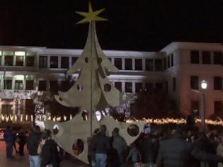 Φωτογραφία για Ιωάννινα:Μύρισαν Χριστούγεννα Το ξύλινο δέντρο στην πλατεία που έκλεψε την παράσταση [photo+video]