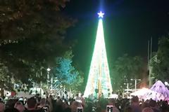Βίντεο: Με 518.000 λαμπάκια έβαλε το χριστουγεννιάτικο δέντρο του στο Ρεκόρ Γκίνες
