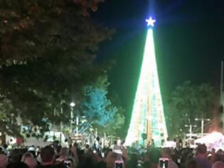 Φωτογραφία για Βίντεο: Με 518.000 λαμπάκια έβαλε το χριστουγεννιάτικο δέντρο του στο Ρεκόρ Γκίνες
