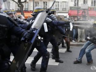Φωτογραφία για Ξύλο, χημικά και συλλήψεις νωρίτερα στο κέντρο του Παρισιού [photos]