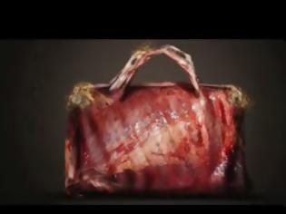 Φωτογραφία για Συγκλονιστικό βίντεο - Εσείς ξέρετε πως σφάζουν τα ζώα για να γίνουν τσάντες; Δείτε πιο κάτω...