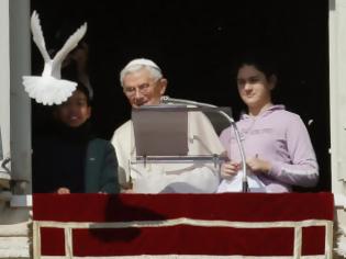 Φωτογραφία για Ανατριχιαστικό! Η προφητεία με το περιστέρι του Πάπα που το κατασπάραξε ένα κοράκι βγήκε... [video]