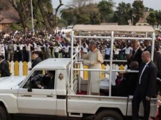 Φωτογραφία για Ο Πάπας Φραγκίσκος συναντά μουσουλμάνους σε τζαμί στην Αφρική