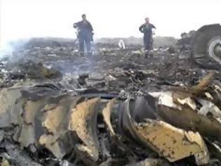 Φωτογραφία για Έπιασαν τύπο που πωλούσε κομμάτια από το αεροπλάνο που έπεσε στην Ουκρανία