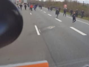 Φωτογραφία για ΒΙΝΤΕΟ ΣΟΚ: Νταλικιέρης έστριψε το τιμόνι και πήγε να πατήσει τους πρόσφυγες [video]