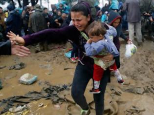 Φωτογραφία για Τα σοκαριστικά λόγια των ξένων ΜΜΕ για τους πρόσφυγες: Στην Ελλάδα, τα παιδιά πεθαίνουν από υποθερμία...