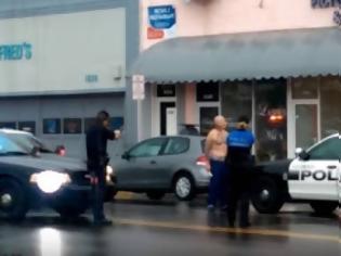 Φωτογραφία για Σοκαριστικό βίντεο: Αστυνομικοί εκτελούν στη μέση του δρόμου άοπλο άνδρα... [video]