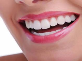 Φωτογραφία για Σου αρέσουν τα λευκά δόντια; Ορίστε ο πιο φτηνός τρόπος για να τα αποκτήσεις...