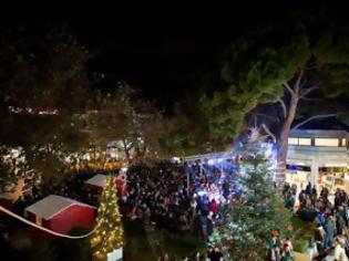 Φωτογραφία για Ο Δήμαρχος Κηφισιάς κ. Γιώργος Θωμάκος άναψε το Χριστουγεννιάτικο Δέντρο στην Κηφισιά