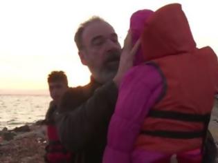 Φωτογραφία για ΑΠΙΣΤΕΥΤΟ: O Saul από το Homeland σώζει πρόσφυγες στη Μυτιλήνη [video]
