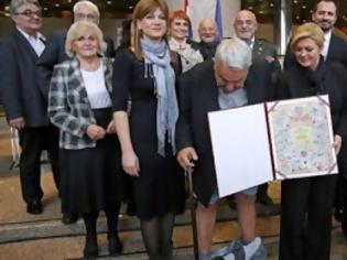 Φωτογραφία για ΜΗ ΣΟΥ ΤΥΧΕΙ! Του έπεσε το παντελόνι την ώρα που τον βράβευε η πρόεδρος της Κροατίας - Το ύφος της είναι όλα τα λεφτά [photos]