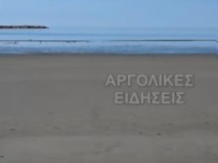 Φωτογραφία για Υποχώρησε η θάλασσα στο Ναύπλιο και εμφάνησε μια τεράστια παραλία! Φαινόμενο που προβληματίζει τους επιστήμονες [video]
