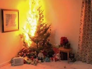 Φωτογραφία για Πόσο εύκολα και γρήγορα μπορεί να καεί το Χριστουγεννιάτικο δέντρο; Η Π.Υ προειδοποιεί