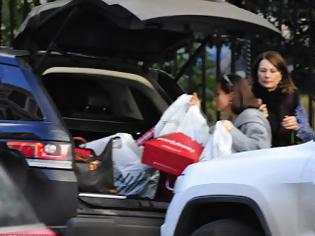 Φωτογραφία για Τα μάζεψαν όλα και έφυγαν! Δείτε την Pippa Middleton πώς έφυγαν από γνωστό εμπορικό κέντρο... [photos]
