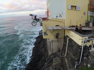 Φωτογραφία για Εκπληκτικά ακροβατικά ποδηλάτη στις ταράτσες με κατάληξη τη θάλασσα!