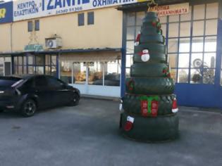 Φωτογραφία για Χριστουγεννιάτικο Δέντρο από λάστιχα... στην Πύλη