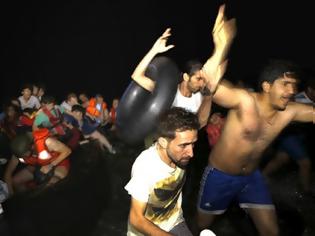 Φωτογραφία για Πετροβόλησαν όχημα του ΠΝ που τους πήγαινε φαγητό παράνομοι μετανάστες! Χάος και στο Ελληνικό