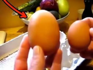 Φωτογραφία για Απίστευτο βίντεο: Δείτε τι έχει το αυγό που γέννησε η κότα τους... [video]