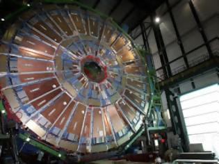 Φωτογραφία για Το CERN έχει ενδείξεις για «μυστηριώδες» νέο σωματίδιο