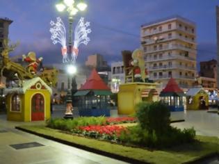 Φωτογραφία για Πάτρα: Στήθηκε η Χριστουγεννιάτικη φάτνη και το χωριό στην πλατεία Γεωργίου