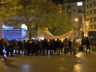 Φωτογραφία για Καυγάς αστυνομίας - διαδηλωτών σε πορεία στη Θεσσαλονίκη [video]