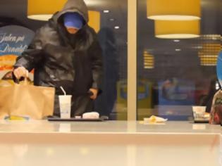 Φωτογραφία για Αυτός ο άστεγος κλέβει φαγητό... Τι θα κάνουν οι υπόλοιποι; [video]