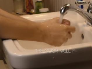 Φωτογραφία για Πλένει τα χέρια του με οδοντόκρεμα! Ο λόγος; Θα σας τρελάνει [video]