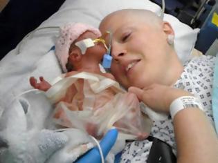 Φωτογραφία για Συγκλονιστική ιστορία: Μητέρα καθυστέρησε τη χημειοθεραπεία για να γεννήσει την κόρη της και στο τέλος...