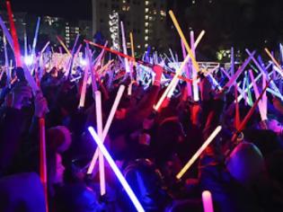Φωτογραφία για Χιλιάδες φωτόσπαθα στη μεγαλύτερη μάχη των φανατικών του Star Wars