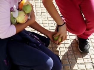 Φωτογραφία για Φρούτα και αλφαβητάρι παιδικής διατροφής σε σχολεία ανά την Ελλάδα