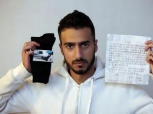 Φωτογραφία για Αγόρασε κάλτσες και βρήκε κρυμμένο γράμμα από θύμα βασανιστηρίων