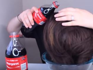 Φωτογραφία για Ξέβγαλε τα μαλλιά της με 2 μπουκάλια Coca-Cola το αποτέλεσμα δεν το περίμενε… [video]