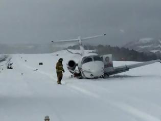 Φωτογραφία για Μικρό αεροσκάφος κατέπεσε μέσα στο χιόνι