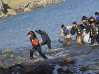 Φωτογραφία για Νέα τραγωδία στο Αιγαίο. Γέμισε η θάλασσα πτώματα μετά από ανατροπή πλοιαρίου με πρόσφυγες...