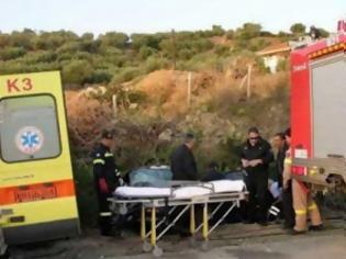 Φωτογραφία για Πάτρα: Τροχαίο ατύχημα με δύο τραυματίες - Αυτοκίνητο έπεσε σε χαντάκι
