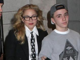 Φωτογραφία για Μαντόνα: Κινήθηκε δικαστικά εναντίον του... έφηβου γιου της!