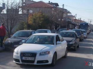 Φωτογραφία για Αυξημένη κίνηση και εορταστικές ουρές στα ελληνοτουρκικά σύνορα στον Έβρο [photos]