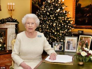 Φωτογραφία για Το μήνυμα της Βασίλισσας Ελισάβετ για τα Χριστούγεννα: Το σκοτάδι που έπεσε στον κόσμο δεν...